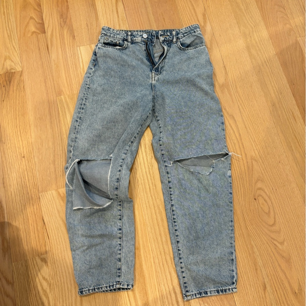 Ripped baggy jeans